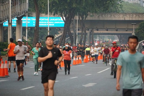 Masyarakat berolahraga di kawasan Car Free Day Jalan Sudirman Jakarta, Minggu (20/8/2023).  Foto: Iqbal Firdaus/kumparan