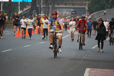 Masyarakat berolahraga di kawasan Car Free Day Jalan Sudirman Jakarta, Minggu (20/8/2023).  Foto: Iqbal Firdaus/kumparan