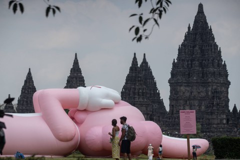 Pengunjung berada di dekat karya seni kontemporer seniman dunia Brian Donnelly atau KAWS saat pameran bertajuk Kaws : Holiday Indonesia di pelataran Candi Brahma di Kompleks Candi Prambanan, Sleman, D.I Yogyakarta, Sabtu (19/8/2023). Foto: Andreas Fitri Atmoko/ANTARA FOTO
