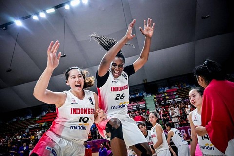 Timnas Basket Putri Indonesia menjuarai FIBA Women's Asia Cup Division B di Nimibutr Arena, Bangkok, Thailand, pada Sabtu (19/8). Foto: Dok. PERBASI
