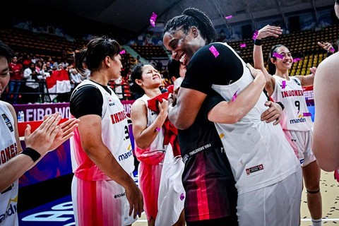 Timnas Basket Putri Indonesia menjuarai FIBA Women's Asia Cup Division B di Nimibutr Arena, Bangkok, Thailand, pada Sabtu (19/8). Foto: Dok. PERBASI