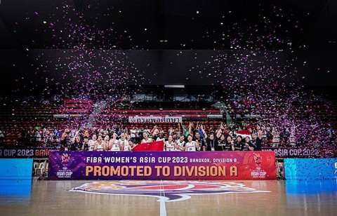 Timnas Basket Putri Indonesia menjuarai FIBA Women's Asia Cup Division B di Nimibutr Arena, Bangkok, Thailand, pada Sabtu (19/8). Foto: Dok. PERBASI