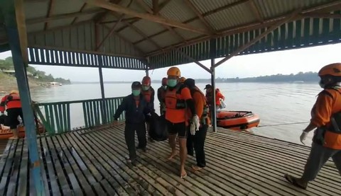 Jenazah remaja yang tenggelam dievakuasi. Foto: Dok. BPBD Sekadau