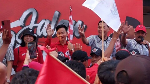 Gibran Rakabuming Raka melepas jalan sehat ribuan Kader PDIP pada Minggu (20/8/2023).  Foto: Dok. Istimewa