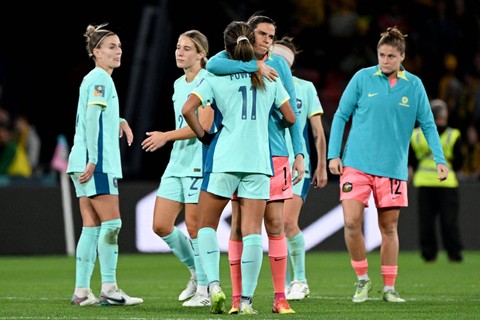 Pemain Timnas Wanita Australia usai kalah dari Timnas Wanita Swedia pada pertandingan perebutan tempat ketiga Piala Dunia Wanita 2023 di Stadion Brisbane, Brisbane, Australia, Sabtu (19/8/2023).  Foto: Dan Peled/REUTERS