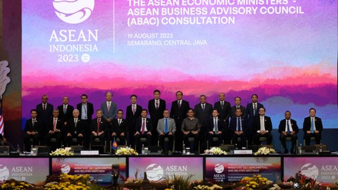 Mendag Zulkifli Hasan selaku AEM Chair, memimpin Pertemuan Konsultasi AEM dengan Dewan Penasehat Bisnis ASEAN (ASEAN-BAC) di Semarang, Jawa Tengah, Sabtu (19/8/2023). Foto: Kemendag RI