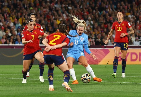 Lauren Hemp dari Inggris duel dengan Teresa Abelleira dan Ona Batlle dari Spanyol di Final Piala Dunia Wanita FIFA di Stadion Australia, Sydney, Australia. Foto: Hannah McKay/Reuters