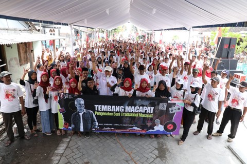 Ratusan warga di Jember dalam meramaikan seni tradisional macapat yang digelar Sahabat Ganjar. Foto: Dok. Istimewa