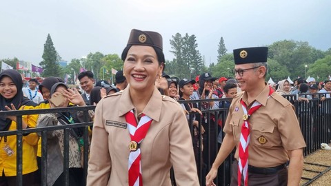 Ketua OJK Mahendra Siregar dan Kepala Eksekutif Pengawas Perilaku Pelaku Usaha Jasa Keuangan, Edukasi, dan Pelindungan Konsumen OJK Friderica Widyasari Dewi di Buperta Cibubur, Minggu (20/8/2023). Foto: Ave Airiza Gunanto/kumparan