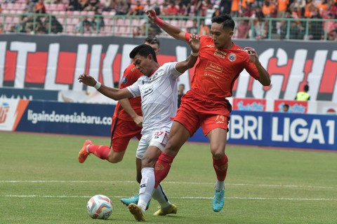 Pesepak bola Persija Jakarta Rizky Ridho (kanan) menghadang pergerakan pesepak bola Arema Fc Dedik Setiawan (kiri) pada lanjutan Liga 1 di Stadion Patriot Chandrabhaga, Bekasi, Jawa Barat, Minggu (20/8/2023). Foto: Fakhri Hermansyah/Antara Foto