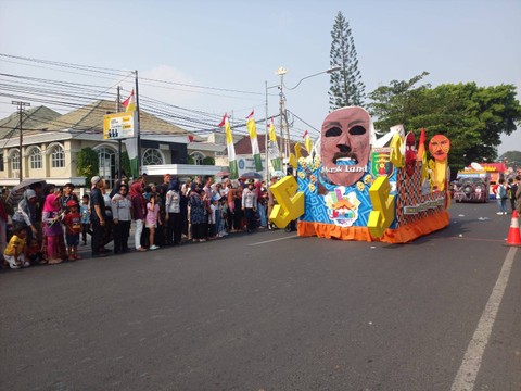 Salah satu kendaraan hias melintas di hadapan masyarakat. | Foto : Galih Prihantoro/ Lampung Geh