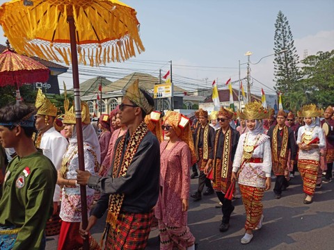 Selain menampilkan pawai mobil hias dan kirab marching band, terdapat juga parade budaya mengenakan pakaian adat khas Lampung. | Foto : Galih Prihantoro/ Lampung Geh