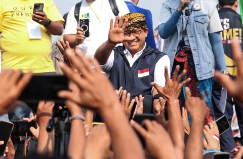 Bakal Calon Presiden Anies Baswedan menyapa relawan saat menghadiri deklarasi relawan Kuning Ijo Biru (KIB) di Lapangan PRPP Semarang, Jawa Tengah, Minggu (20/8/2023). Foto: Makna Zaezar/Antara Foto