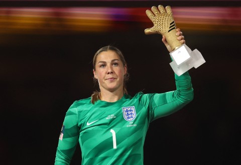 Mary Earps Inggris menerima penghargaan sarung tangan emas. Foto: Carl Recine/Reuters