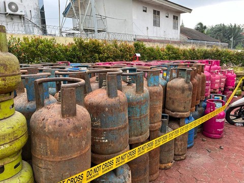 Polda Sumut menggerebek pangkalan gas LPG di Kecamatan Sunggal, Kabupaten Deli Serdang, Sumut, pada Selasa (8/8/2023). Foto: Tri Vosa/kumparan