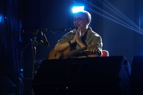 Musisi Ebiet G. Ade memainkan gitar di panggung Soundsfest 2023, Bekasi, Jawa Barat, Minggu (20/8/2023). Foto: Iqbal Firdaus/kumparan