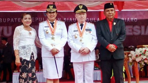 Foto bersama Bupati dan Wakil Bupati Kabupaten Sitaro selepas upacara peringatan HUT ke-78 RI. 