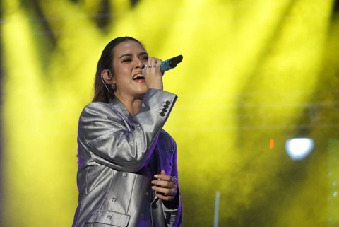 Penyanyi Raisa menyanyikan lagu andalan miliknya di panggung Soundsfest, Bekasi, Jawa Barat, Minggu (20/8/2023). Foto: Iqbal Firdaus/kumparan