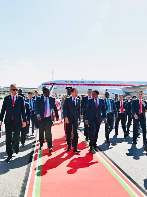 Presiden Joko Widodo tiba di Bandar Udara Internasional Jomo Kenyatta Nairobi, Republik Kenya Foto: Biro Pers Sekretariat Presiden