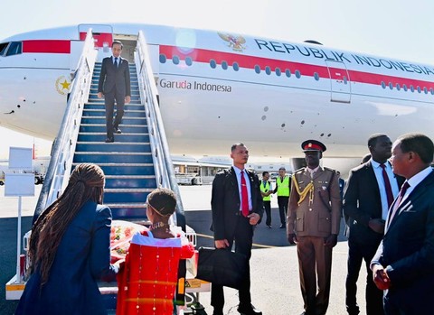 Presiden Joko Widodo tiba di Bandar Udara Internasional Jomo Kenyatta Nairobi, Republik Kenya Foto: Biro Pers Sekretariat Presiden