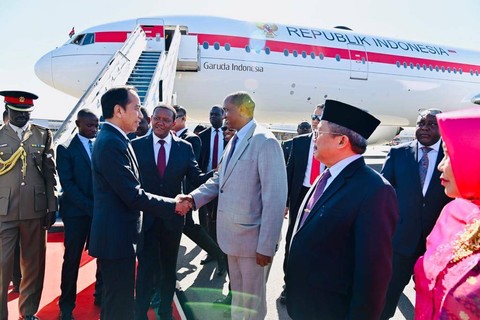 Presiden Joko Widodo tiba di Bandar Udara Internasional Jomo Kenyatta Nairobi, Republik Kenya Foto: Biro Pers Sekretariat Presiden