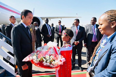 Presiden Joko Widodo tiba di Bandar Udara Internasional Jomo Kenyatta Nairobi, Republik Kenya Foto: Biro Pers Sekretariat Presiden