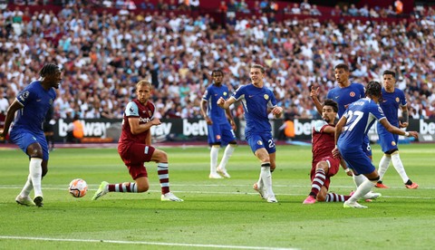 Lucas Paqueta dari West Ham United menembak ke arah gawang di Stadion London, London, Inggris. Foto: Matthew Childs/Reuters