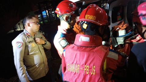 Evakuasi remaja 13 tahun yang ditemukan tewas usai tenggelam di Kuningan, Jakarta Selatan. Foto: Dok. Istimewa