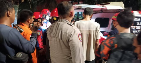 Evakuasi remaja 13 tahun yang ditemukan tewas usai tenggelam di Kuningan, Jakarta Selatan. Foto: Dok. Istimewa
