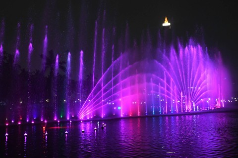 Pengunjung menyaksikan air mancur menari di kawasan Monas, Jakarta, Minggu (20/8). Foto: ANTARA FOTO/Hafidz Mubarak A