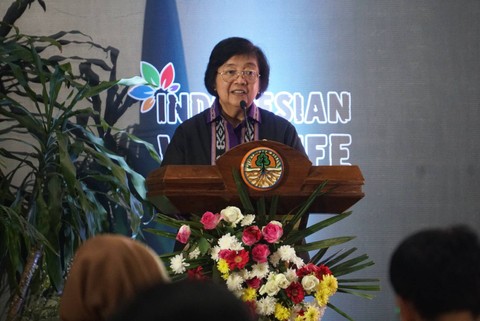 Menteri Lingkungan Hidup dan Kehutanan Republik Indonesia, Siti Nurbaya Bakar menghadiri acara Forum Group Discussion Penemuan Spesies Baru Tumbuhan dan Satwa Liar di Kementerian LHK, Jakarta, Senin (21/8). Foto: Iqbal Firdaus/kumparan
