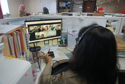 Aparatur Sipil Negara (ASN) Pemprov DKI Jakarta bekerja di ruangan saat peraturan Work From Home (WFH) 50 persen diberlakukan di Kantor BKD Pemprov DKI Jakarta, Senin (20/8). Foto: Iqbal Firdaus/kumparan