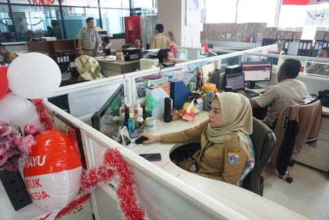 Sejumlah Aparatur Sipil Negara (ASN) Pemprov DKI Jakarta bekerja di ruangan saat peraturan Work From Home (WFH) 50 persen diberlakukan di Kantor BKD Pemprov DKI Jakarta, Senin (20/8). Foto: Iqbal Firdaus/kumparan