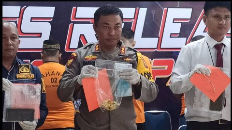 Kapolres Mempawah, AKBP Sudarsono, menunjukkan emas ilegal yang diamankan Satreskrim Polres Mempawah. Foto: M.Zain/Hi!Pontianal 
