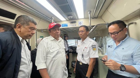 Wamen BUMN Kartika Wirjoatmodjo, Dirut KAI Didiek Hartantyo, dan Dirut Adhi Karya Entus Asnawi Mukhson menjajal LRT Jabodebek, Senin (21/8/2023). Foto: Fariza Rizky Ananda/kumparan