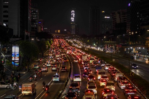 Kendaraan terjebak macet di Jalan Gatot Subroto, Jakarta, Senin (21/8/2023). Foto: Galih Pradipta/Antara Foto