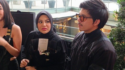 Atta Halilintar (kanan) dan Aurel Hermansyah (kedua dari kanan) di Kawasan Senayan. Foto: Aprilandika Pratama/kumparan