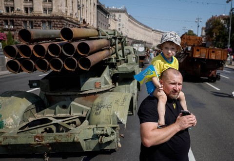 Warga menghadiri pameran kendaraan militer Rusia yang hancur di jalan utama Khreshchatyk sebagai bagian dari perayaan Hari Kemerdekaan Ukraina yang akan datang, di tengah invasi Rusia, di Kyiv tengah, Ukraina 21 Agustus 2023. Foto: REUTERS/Gleb Garanich
