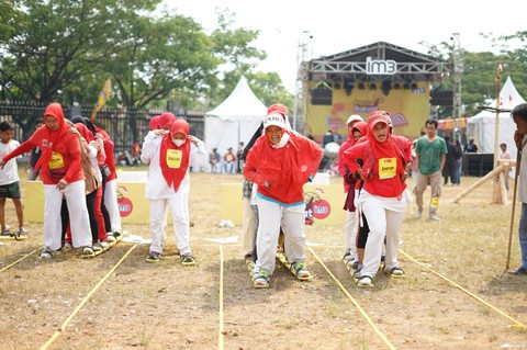Para peserta Lomba Bakiak di Pesta Rakyat. Foto: dok. IM3