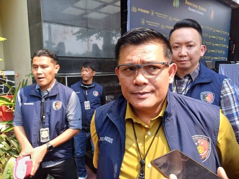 Dirreskrimsus Polda Metro Jaya Kombes Pol Ade Safri Simanjuntak saat dicegat wartawan di Polda Metro, Selasa (22/8). Foto: Thomas Bosco/kumparan