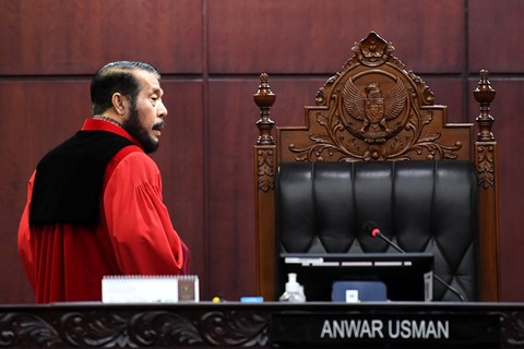 Ketua Majelis Hakim Mahkamah Konstitusi (MK) Anwar Usman memimpin jalannya sidang Pengujian Materiil Undang-Undang Nomor 7 Tahun 2017 tentang Pemilihan Umum di di Gedung MK, Jakarta, Selasa (22/8/2023). Foto: Sigid Kurniawan/Antara Foto