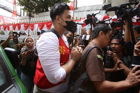 Terdakwa Ammar Zoni saat tiba jelang sidang perdana terkait penyalahgunaan narkoba di Pengadilan Negeri Jakarta Selatan, Jakarta, Selasa, (22/8/2023). Foto: Agus Apriyanto
