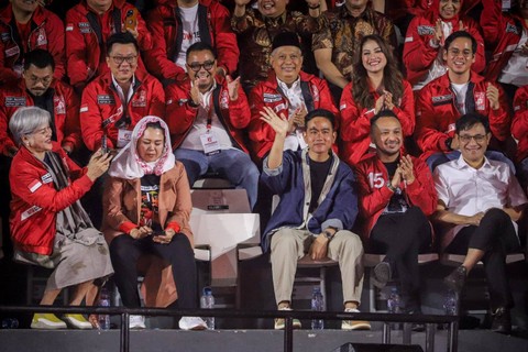 Yenny Wahid, Gibran Rakabuming, dan Budiman Sudjatmiko didampingi Ketua DPP PSI Giring Ganesha di Kopdarnas Partai Solidaritas Indonesia di Tennis Indoor Senayan, Jakarta, Selasa (22/8/2023). Foto: Jamal Ramadhan/kumparan