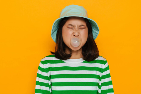 Ilustrasi mengunyah permen karet. Foto: Dean Drobot/Shutterstock