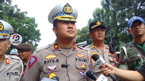 Kasat Lantas Polres Jaksel Kompol Bayu Marfiando di TKP kecelakaan truk vs pemotor lawan arus di Lenteng Agung, Rabu (23/8/2023). Foto: Thomas Bosco/kumparan