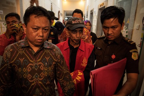 Mantan Direktur Utama PT Bukit Asam Tbk periode 2011-2016 Milawarma (tengah) berjalan menuju mobil tahanan usai menjalani pemeriksaan di Kejaksaan Tinggi (Kejati) Sumatera Selatan, Palembang, Sumatera Selatan, Rabu (23/8/2023). Foto: Nova Wahyudi/ANTARA FOTO