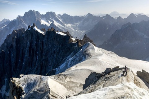 Pendaki gunung Mat Cooper dan Daniel Trevena memulai tur ke Les Cosmiques dari Aiguille du Midi saat gelombang panas di wilayah Mont-Blanc di Chamonix, Prancis, Rabu (23/8/2023). Foto: Denis Balibouse/REUTERS