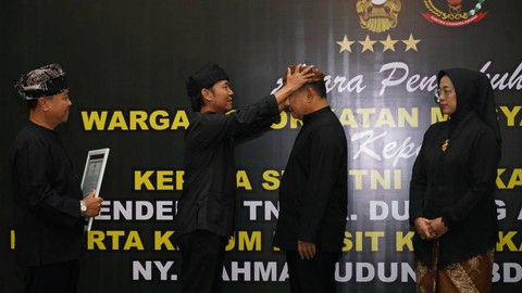 KSAD Jenderal TNI Dudung Abdurachman saat Yg itu dianugerahi warga kehormatan Osing di Banyuwangi, Rabu (23/8/2023). Foto: TNI AD