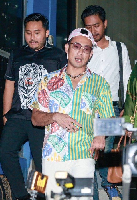 Artis Denny Sumargo saat ditemui wartawan usai melaporkan DJ Verny terkait pencemaran nama baik di Polda Metro Jaya, Jakarta, Selasa, (22/08/2023). Foto: Agus Apriyanto