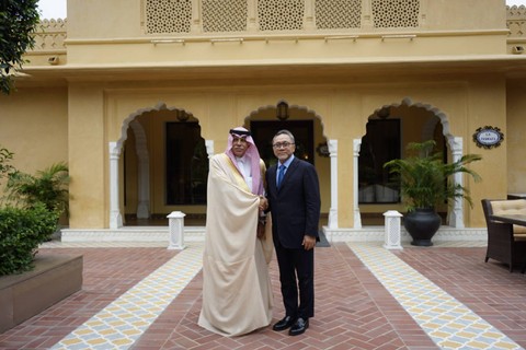Mendag Zulhas berdialog dengan Mendag Arab Saudi Majid bin Adullah Al-Qasabi.